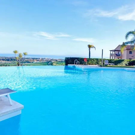 De Lujo En Marbella Con Maravillosas Vistas Al Mar Entre Campos De Golf アパート